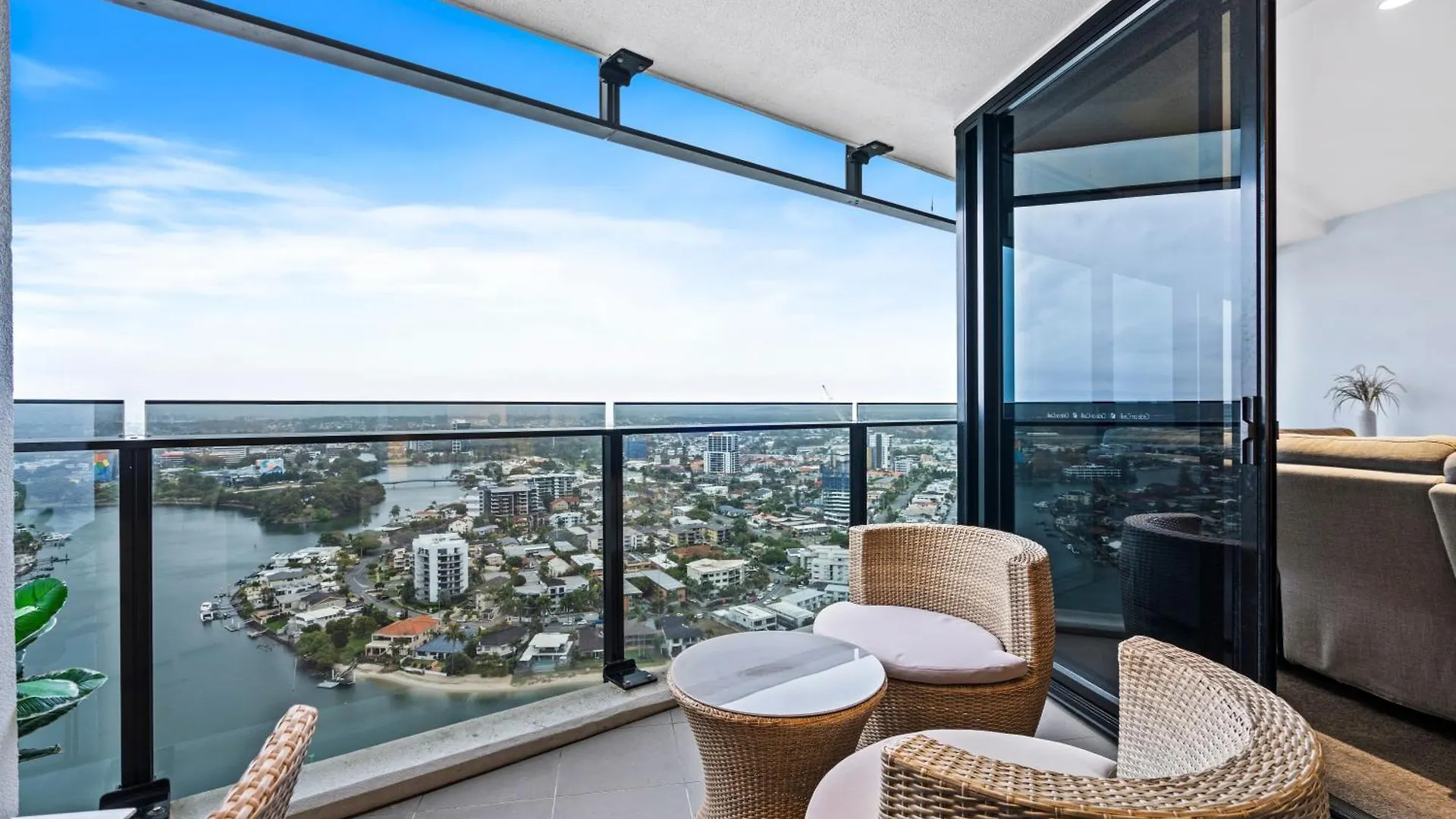 Apartment Two Bedroom Self Contained - Circle On Cavill - Privately Managed *