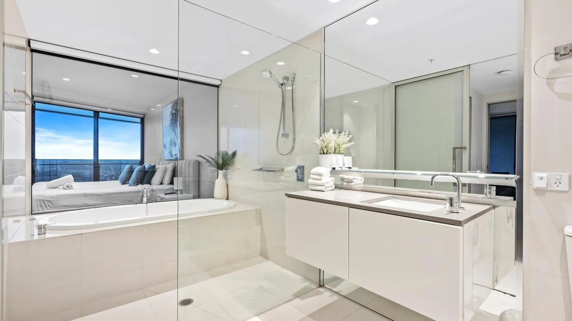Two Bedroom Self Contained - Circle On Cavill - Privately Managed Apartment Gold Coast