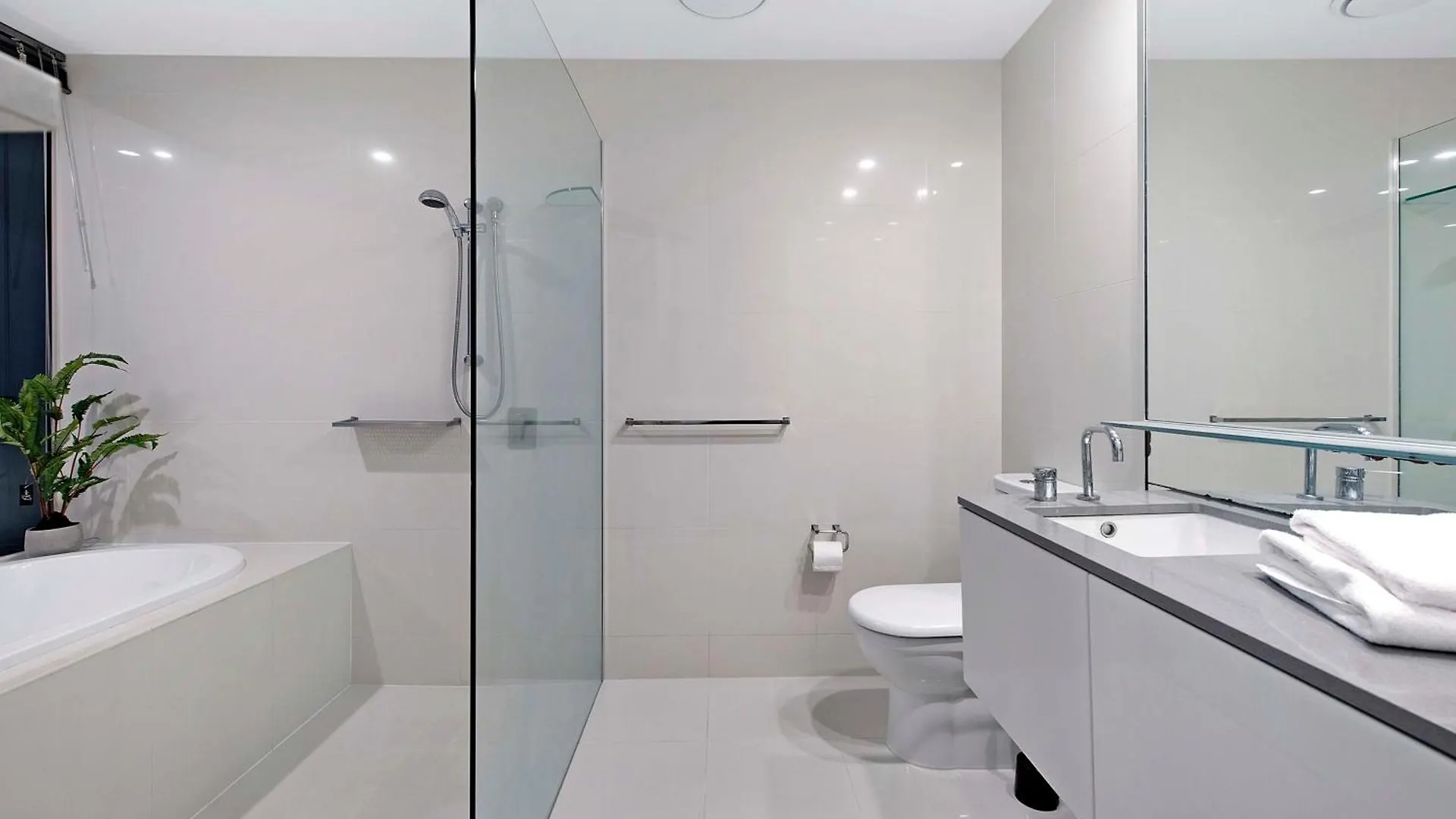 Apartment Three Bedroom Ocean View At Circle On Cavill - One Free Parking! - Self Contained & Privately Managed - Wow Gold Coast