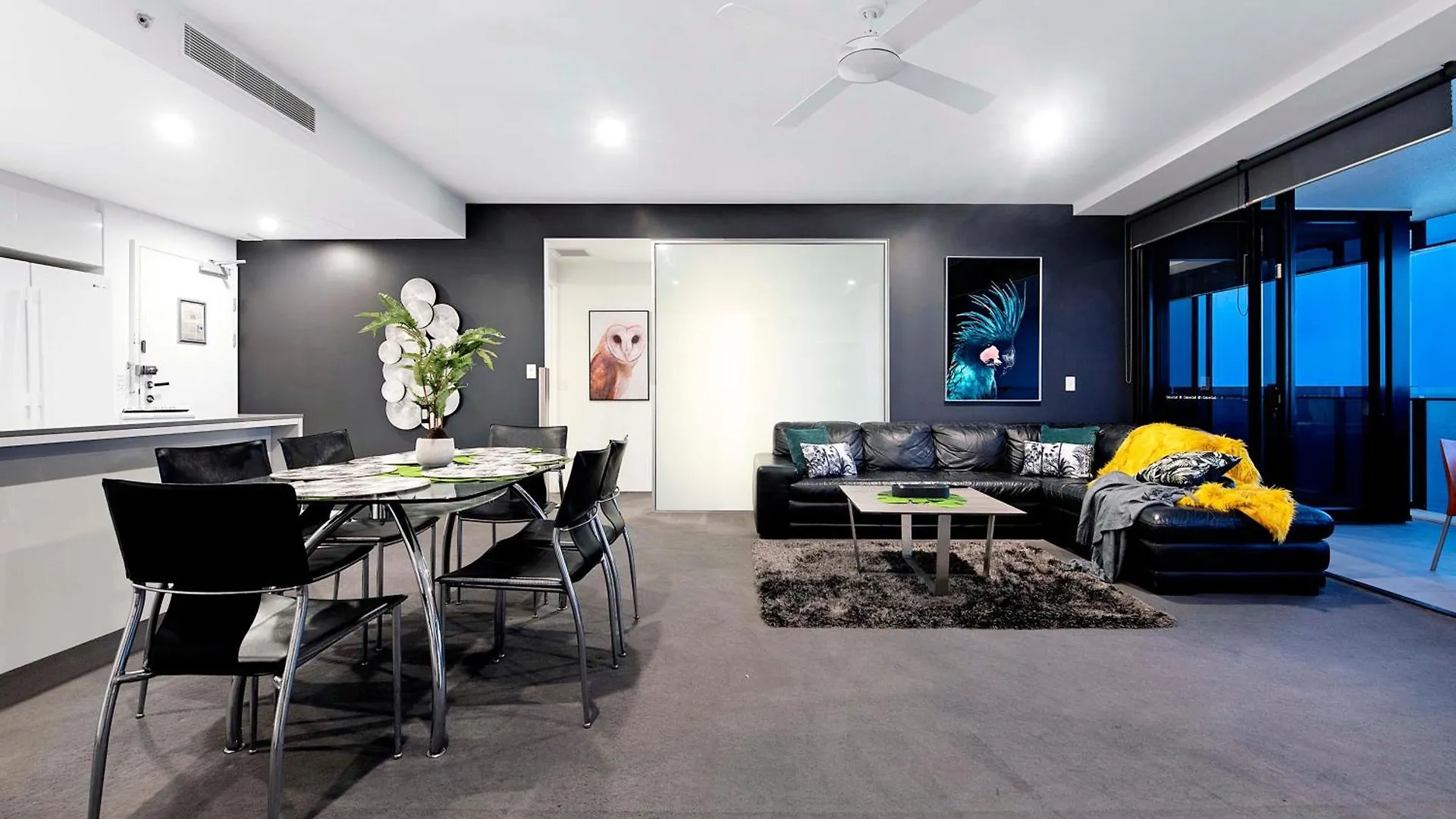 Three Bedroom Ocean View At Circle On Cavill - One Free Parking! - Self Contained & Privately Managed - Wow * Gold Coast