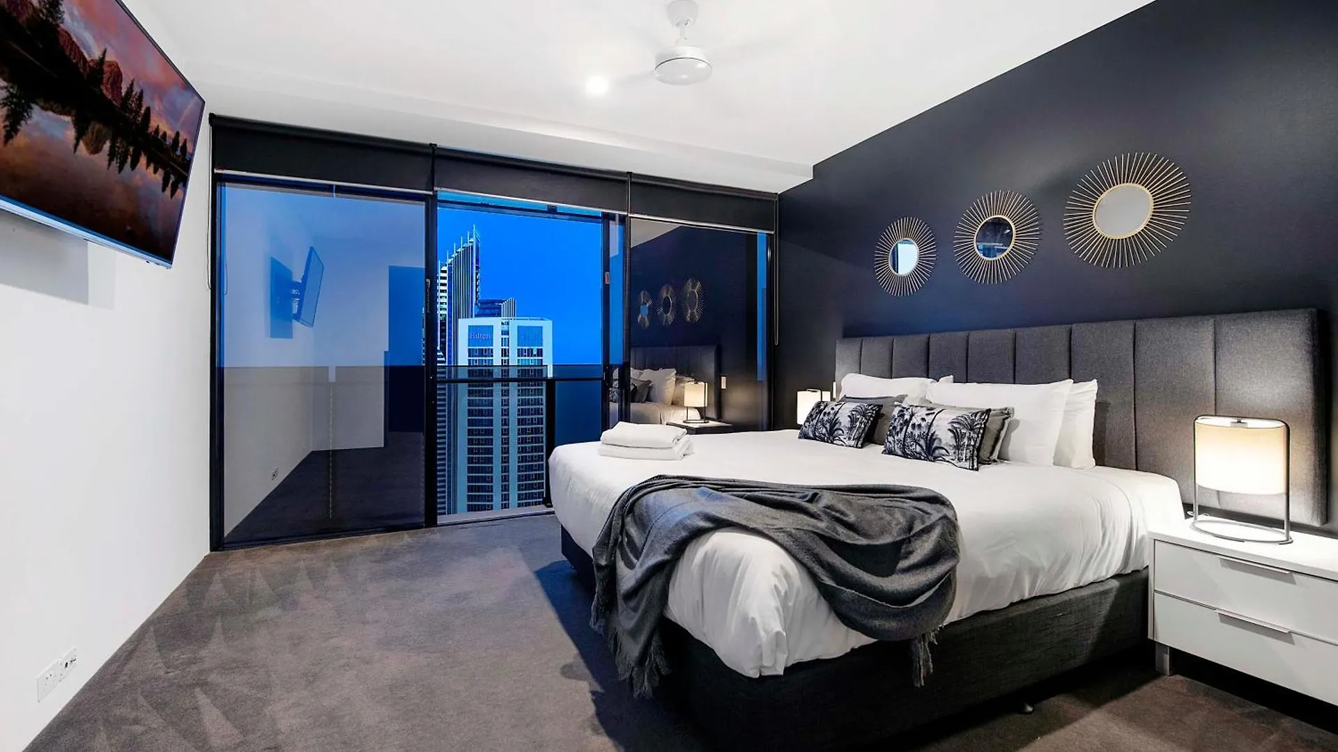 Three Bedroom Ocean View At Circle On Cavill - One Free Parking! - Self Contained & Privately Managed - Wow Apartment