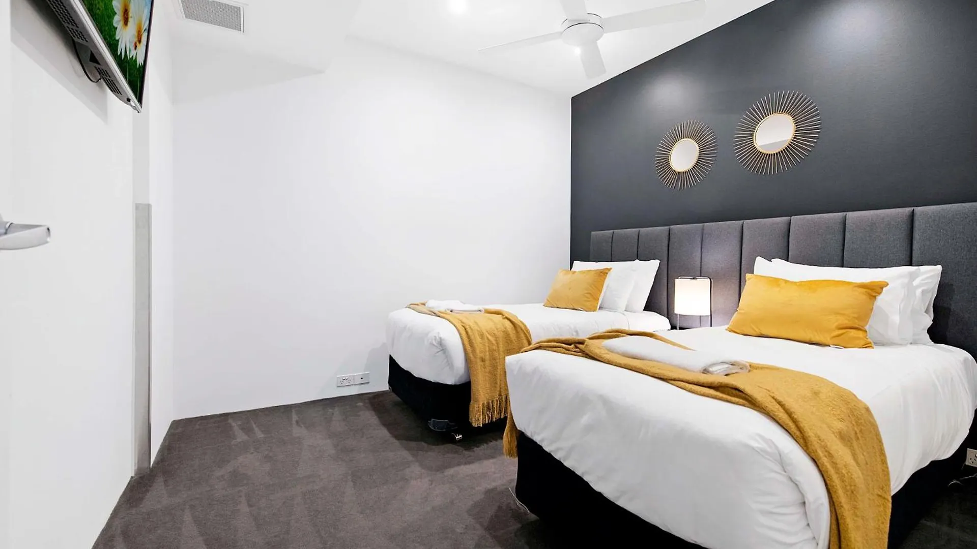 Three Bedroom Ocean View At Circle On Cavill - One Free Parking! - Self Contained & Privately Managed - Wow