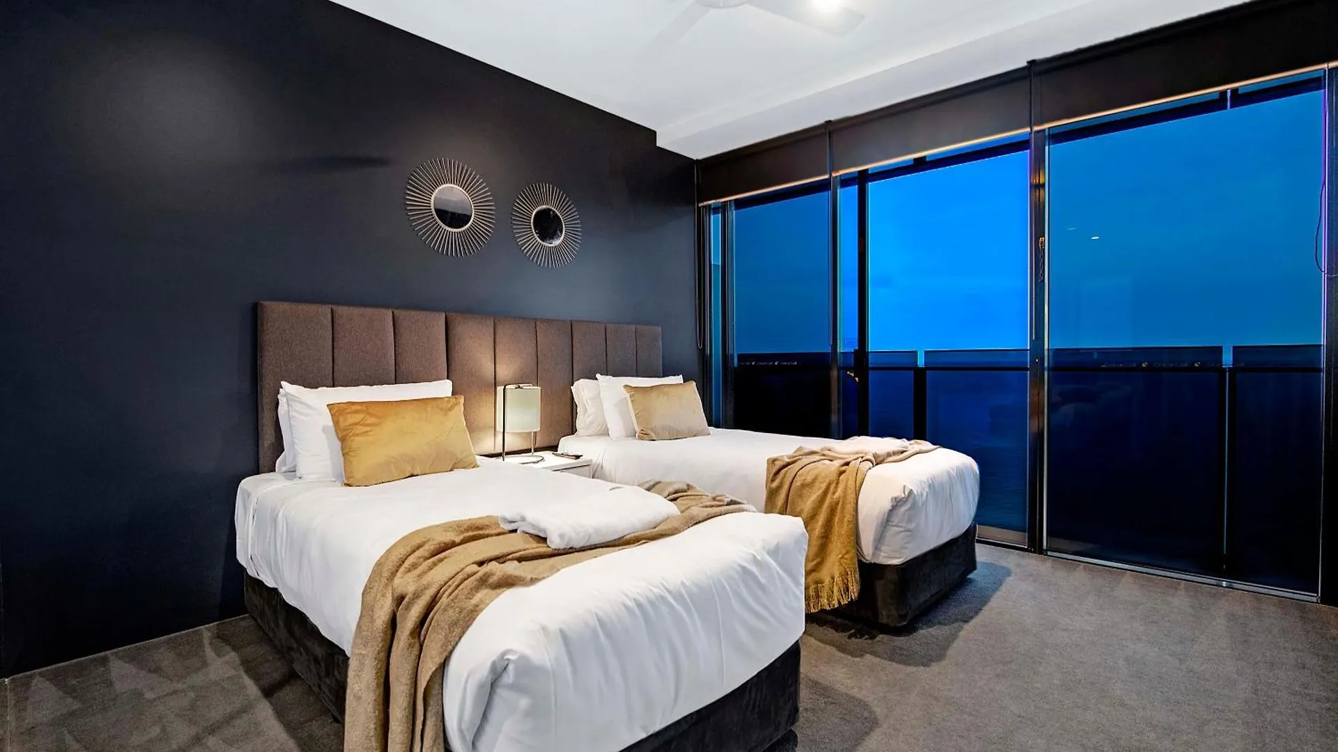Three Bedroom Ocean View At Circle On Cavill - One Free Parking! - Self Contained & Privately Managed - Wow Apartment Gold Coast