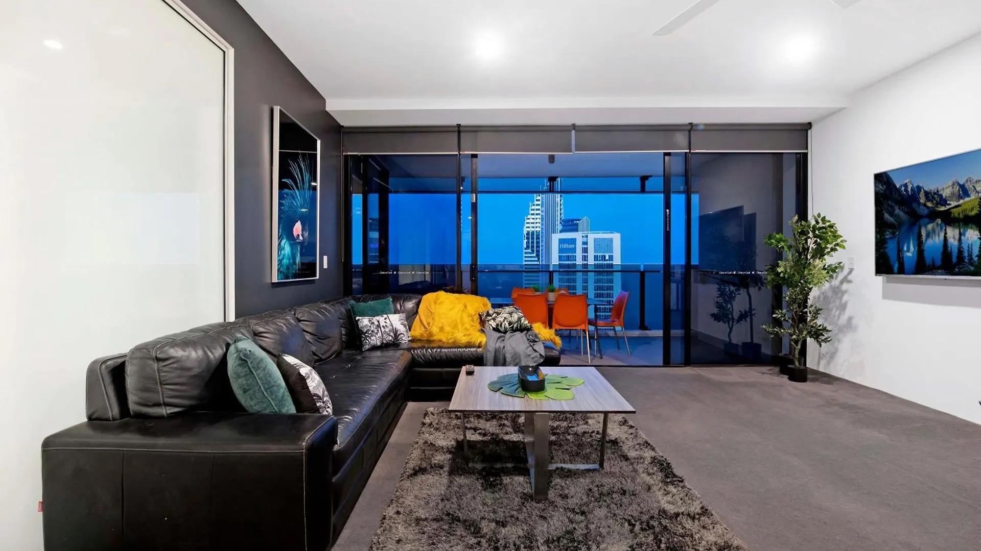 Three Bedroom Ocean View At Circle On Cavill - One Free Parking! - Self Contained & Privately Managed - Wow