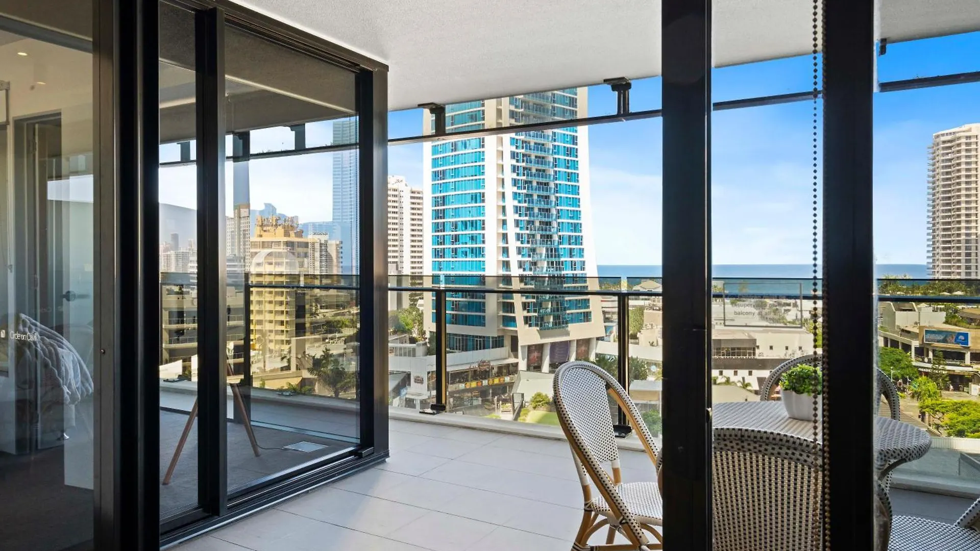 Ocean Views! - One Bedroom With - From Level 9 - Circle On Cavill - Self Contained & Privately Managed - Wow * Gold Coast