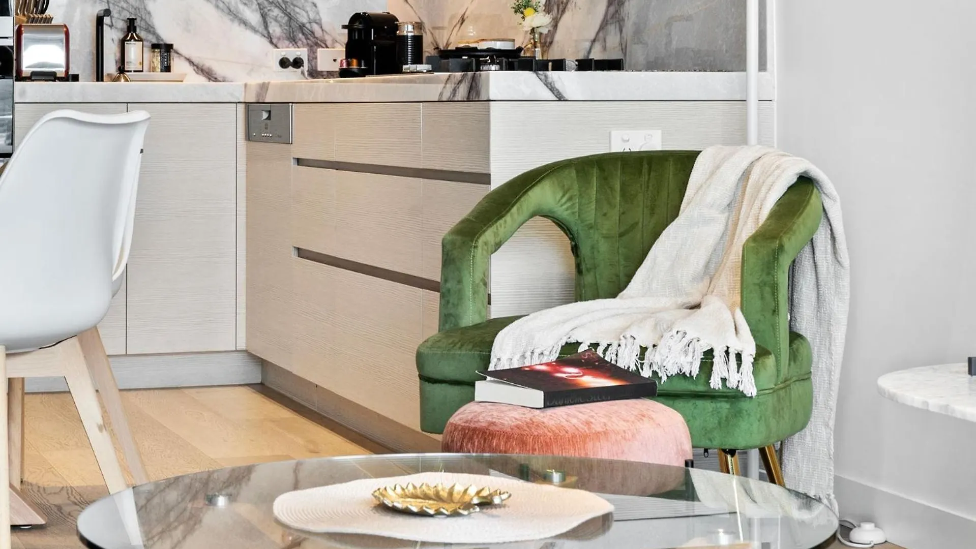 アパート Luxury One Bedroom *
