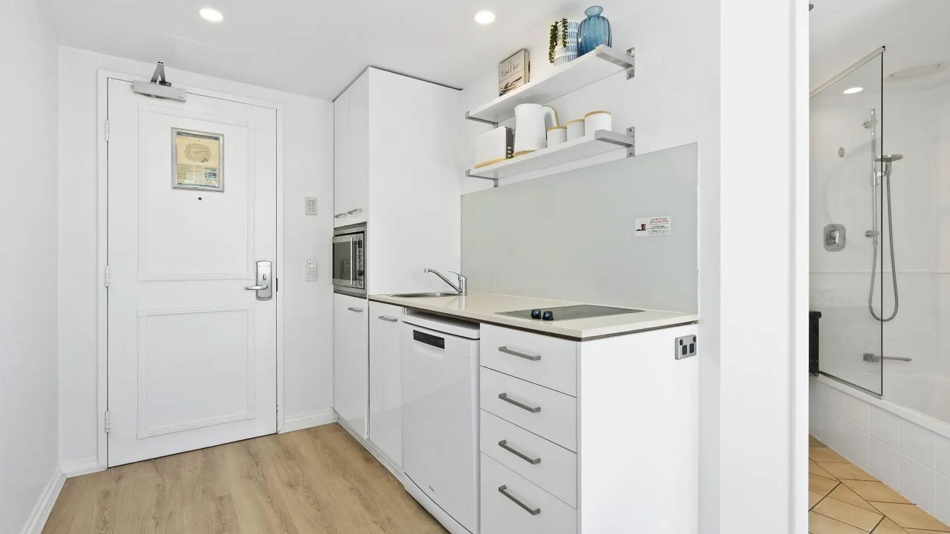 Legends - Qstay Apartment