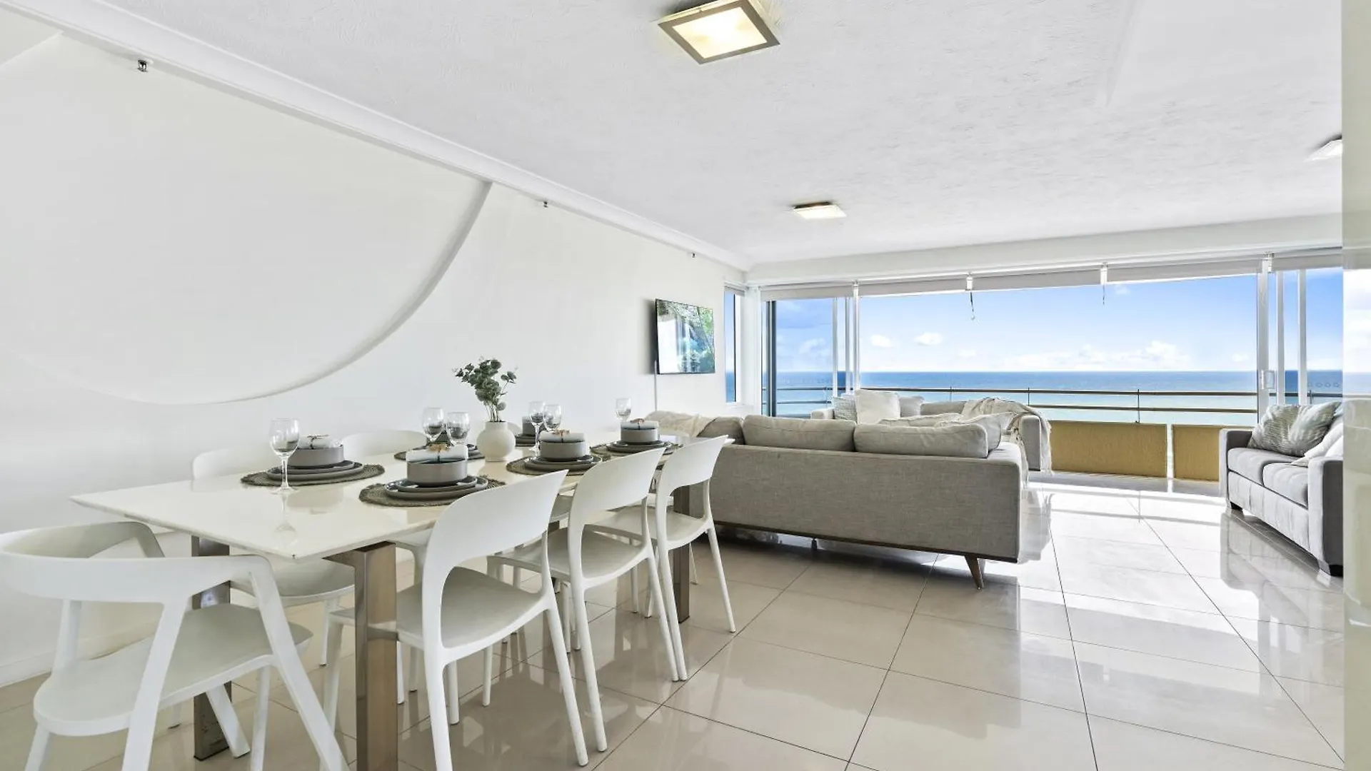 Stunning Ocean Views In 2 Bedroom Unit At Zenith - Q