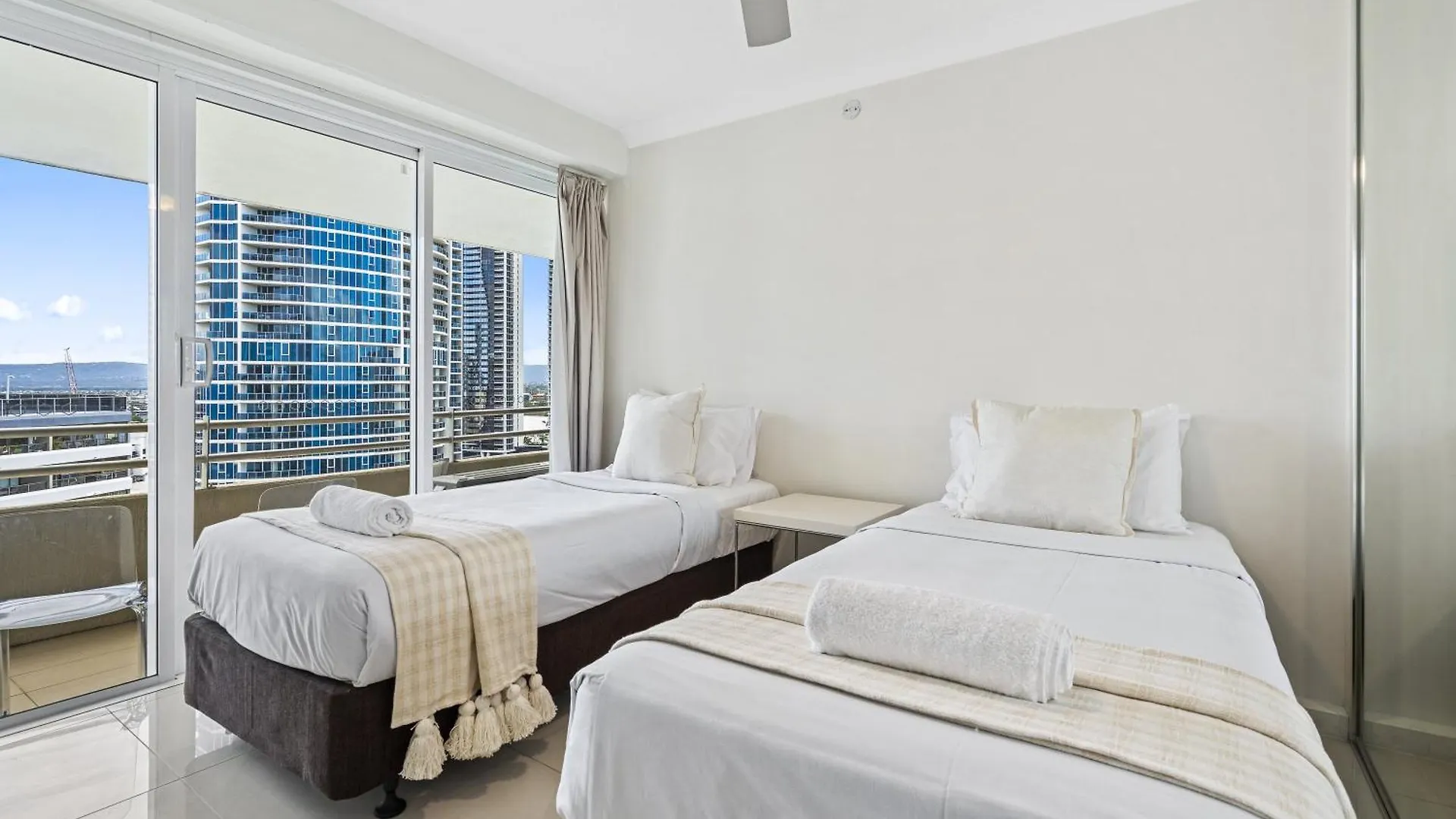 Apartment Stunning Ocean Views In 2 Bedroom Unit At Zenith - Q Gold Coast