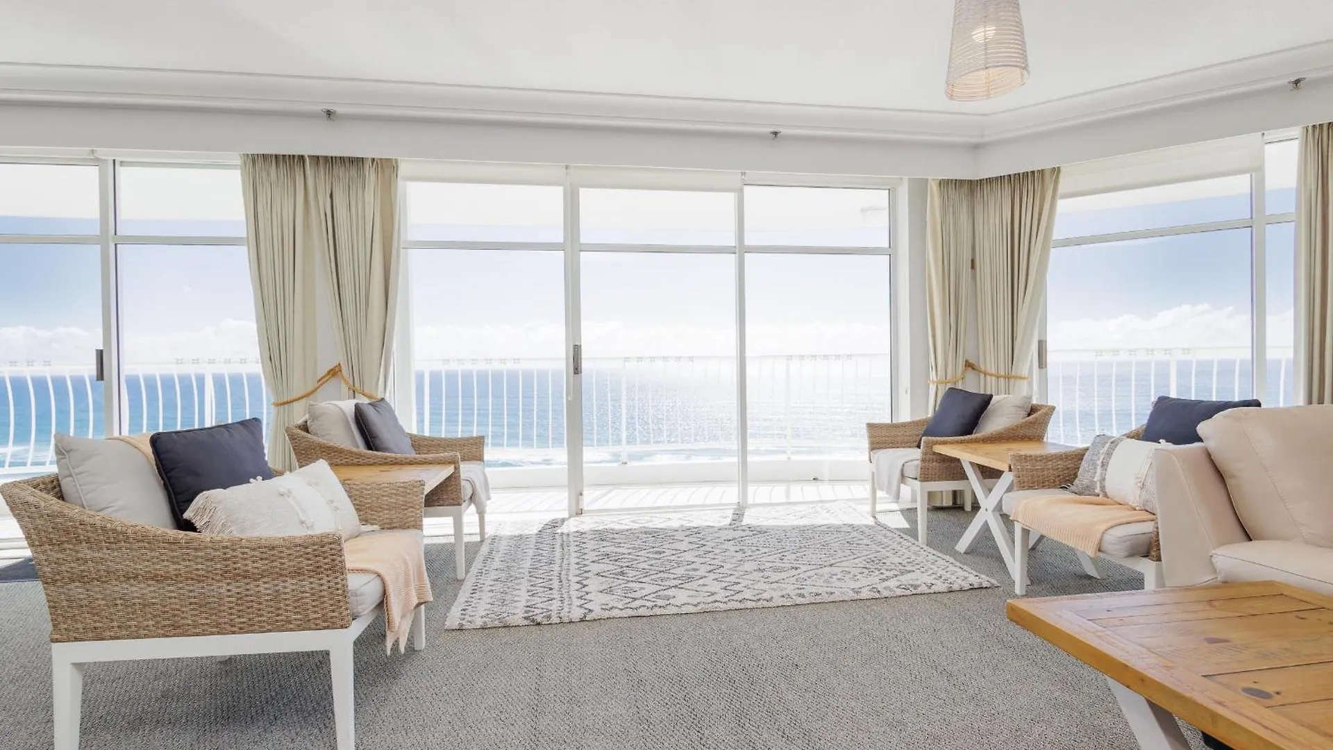 Burleigh Surf Aparthotel 4*