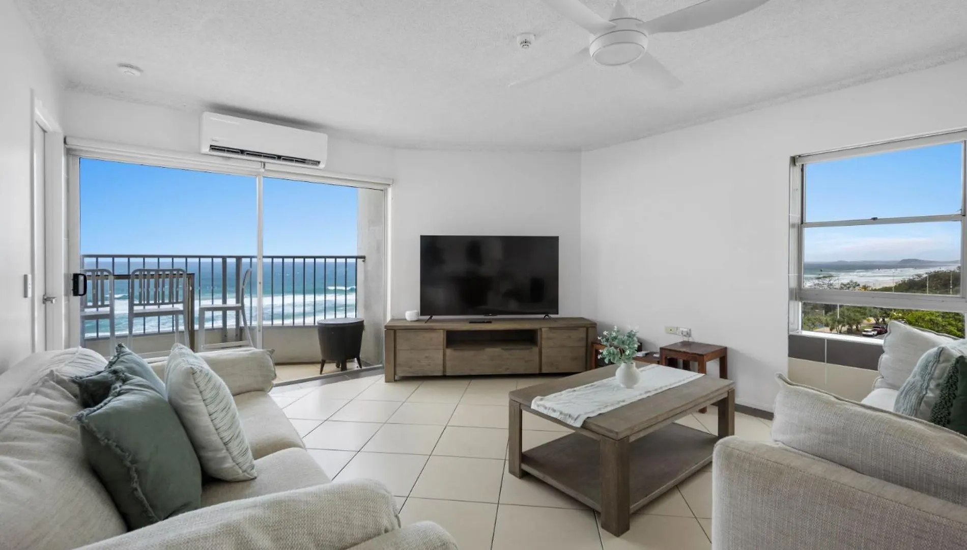 Absolute Beachfront In Paradise Apartment