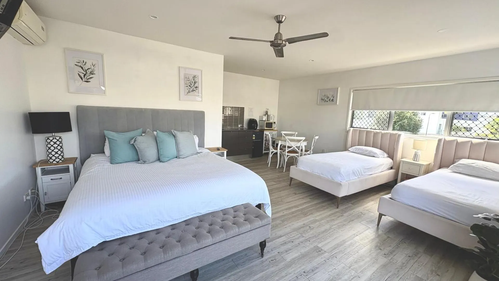 Self Contained - Sleeps 4 *