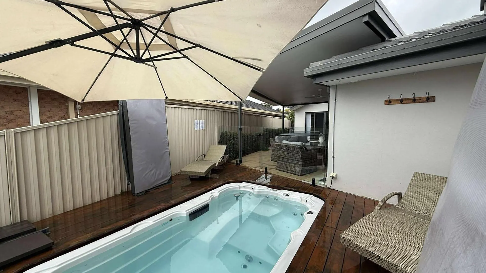 Lux Waterfront Villa With Magnesium Spa - The Goldie Villa