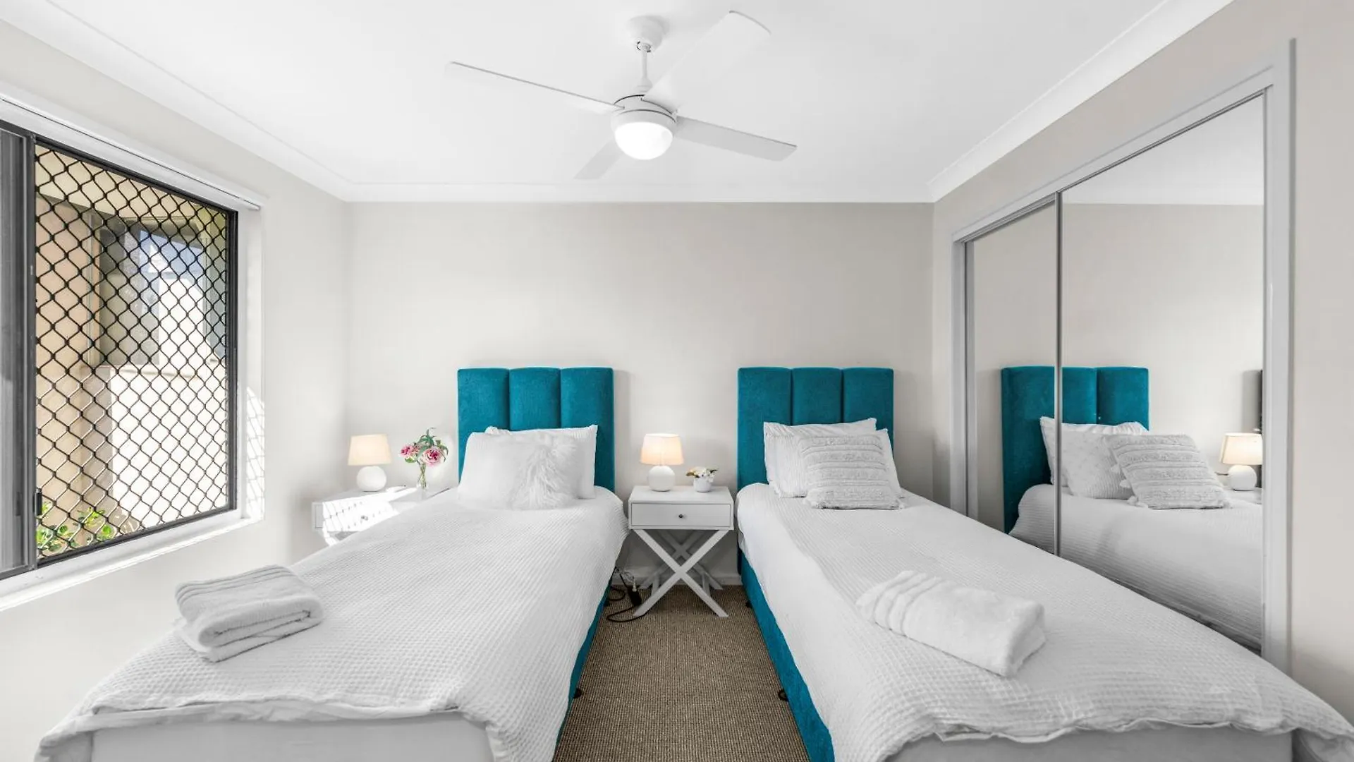 Villa Lux Waterfront Villa With Magnesium Spa - The Goldie Gold Coast