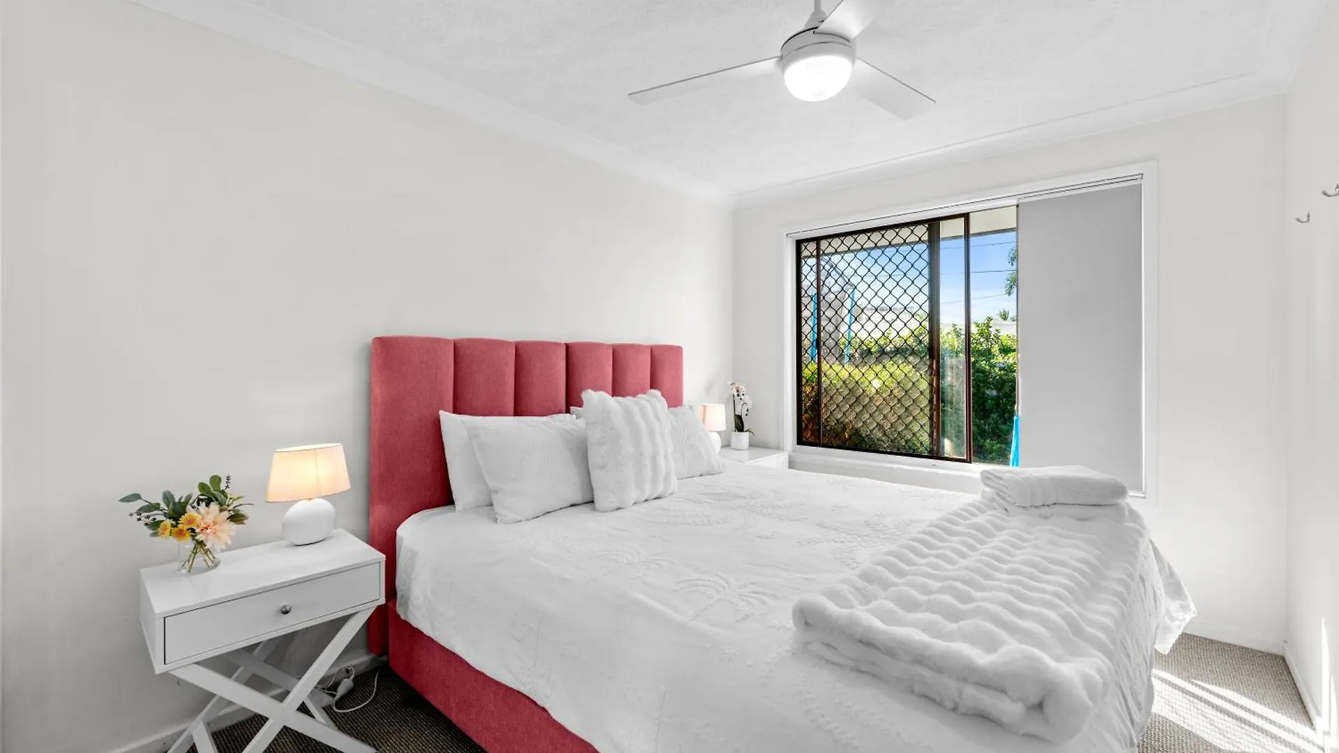 Lux Waterfront Villa With Magnesium Spa - The Goldie Villa