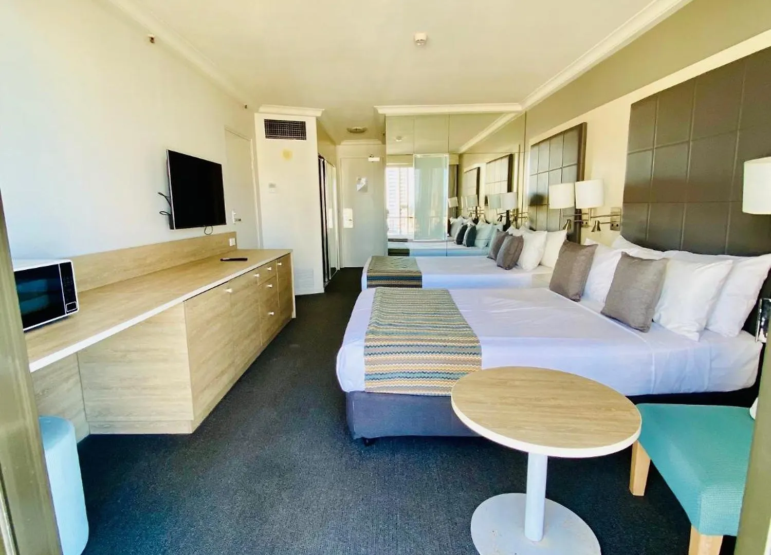 Hotel Sea View Heart Of Surfers Paradise 4*