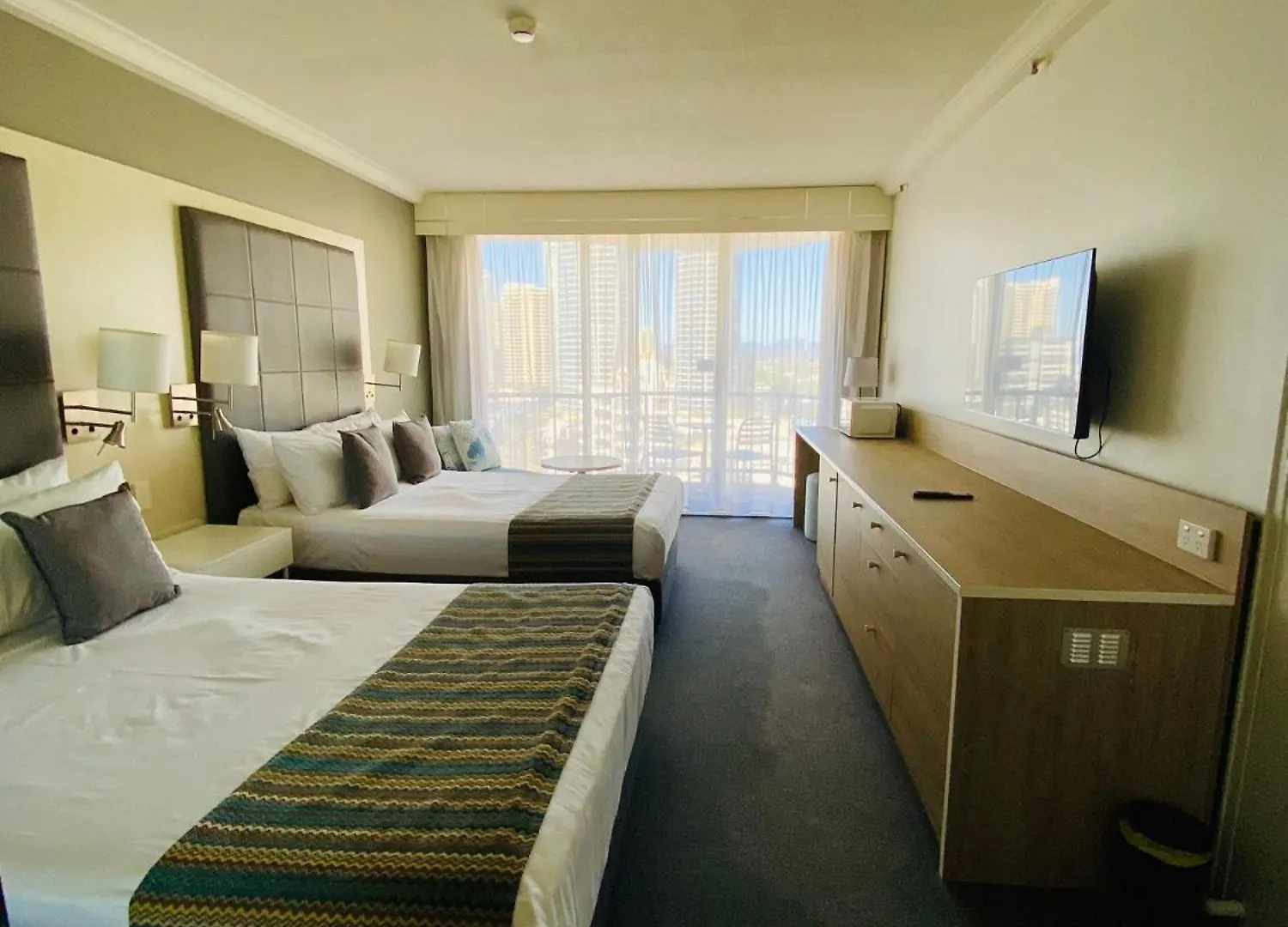 Sea View Heart Of Surfers Paradise Hotel 4*