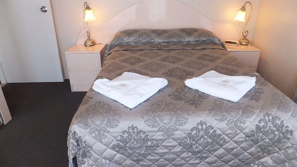 Broadwater Shores Waterfront Aparthotel 3*