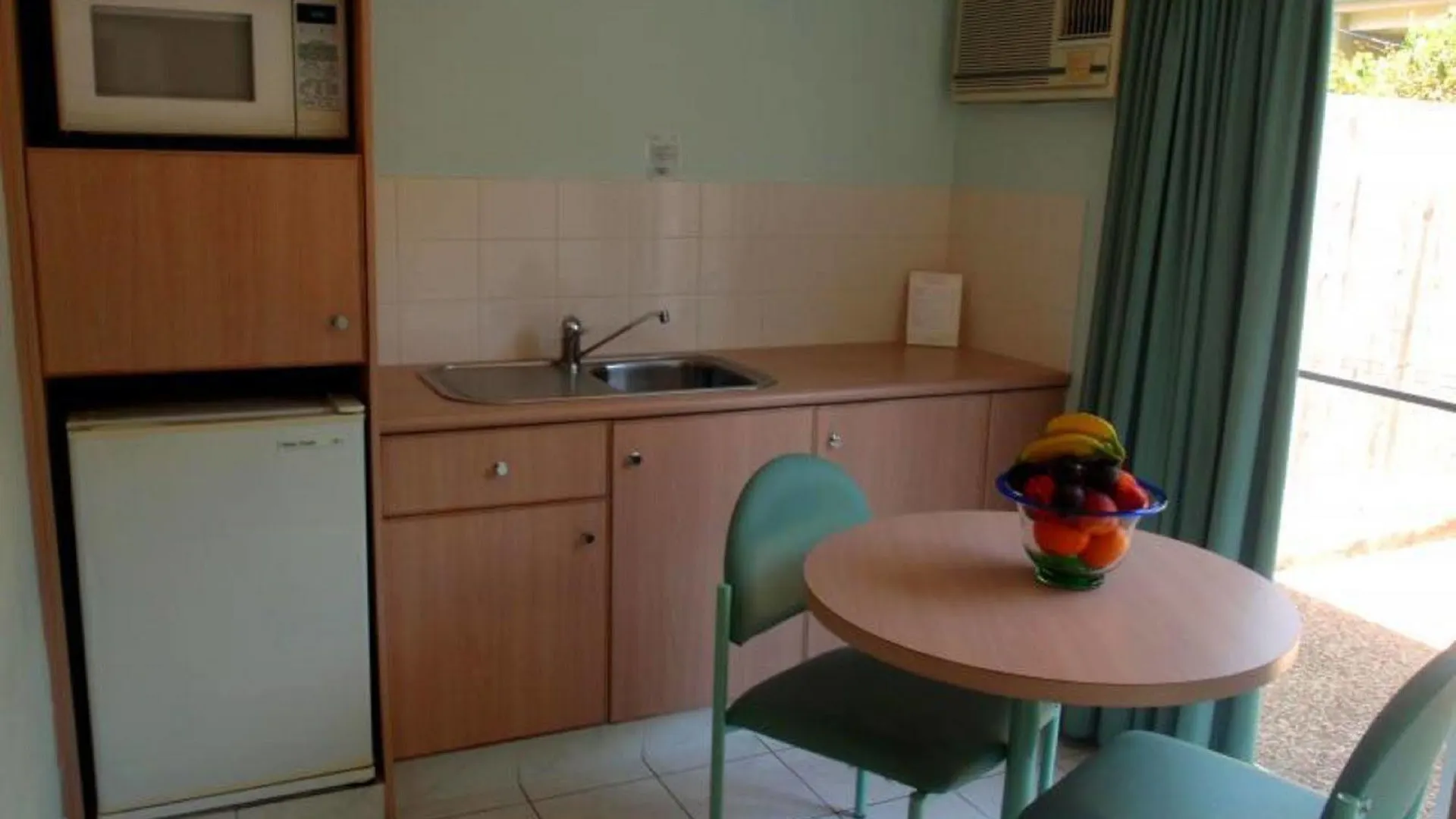 Runaway Bay Motor Motel 4*