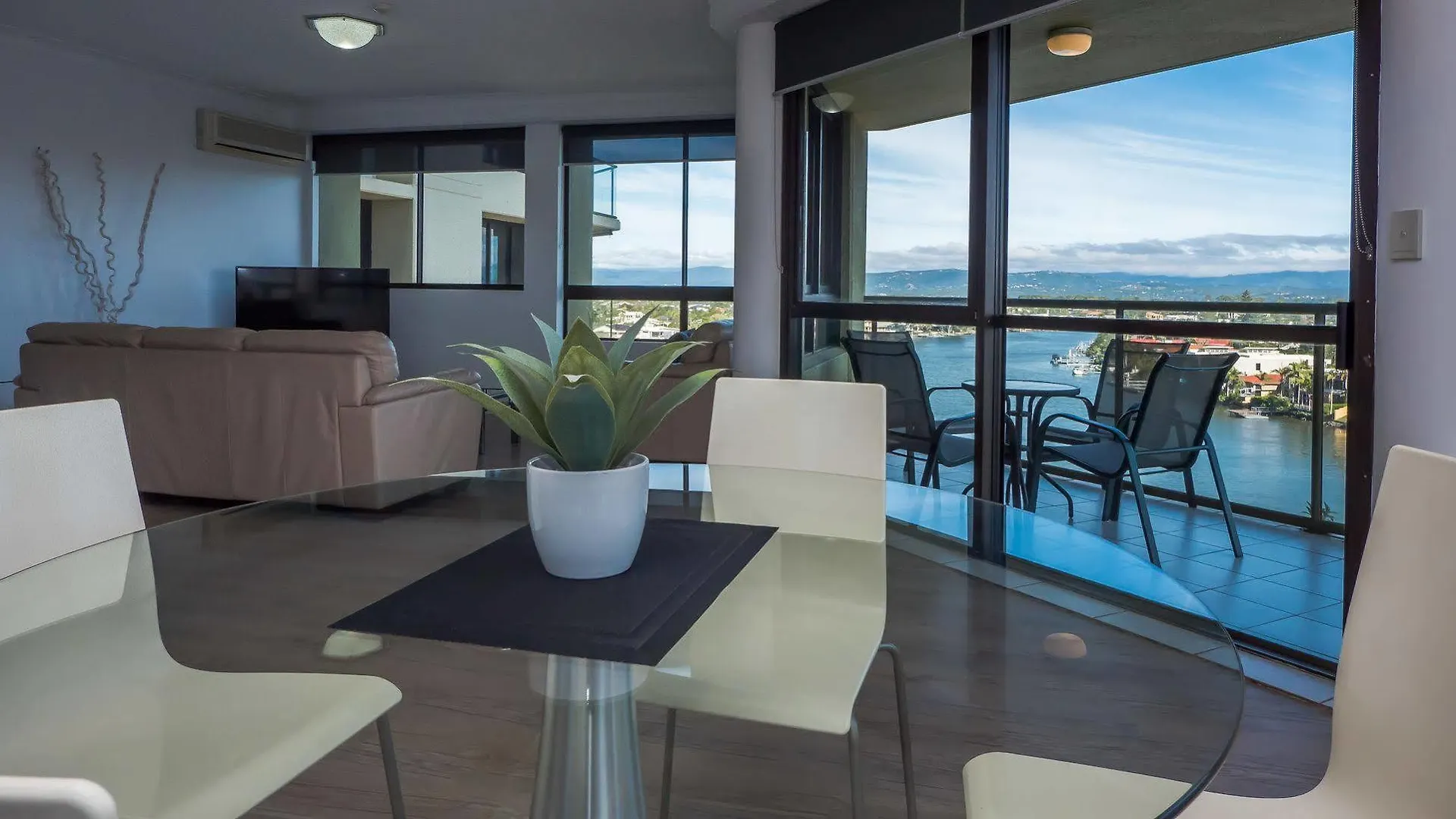 Surfers Hawaiian Aparthotel Gold Coast