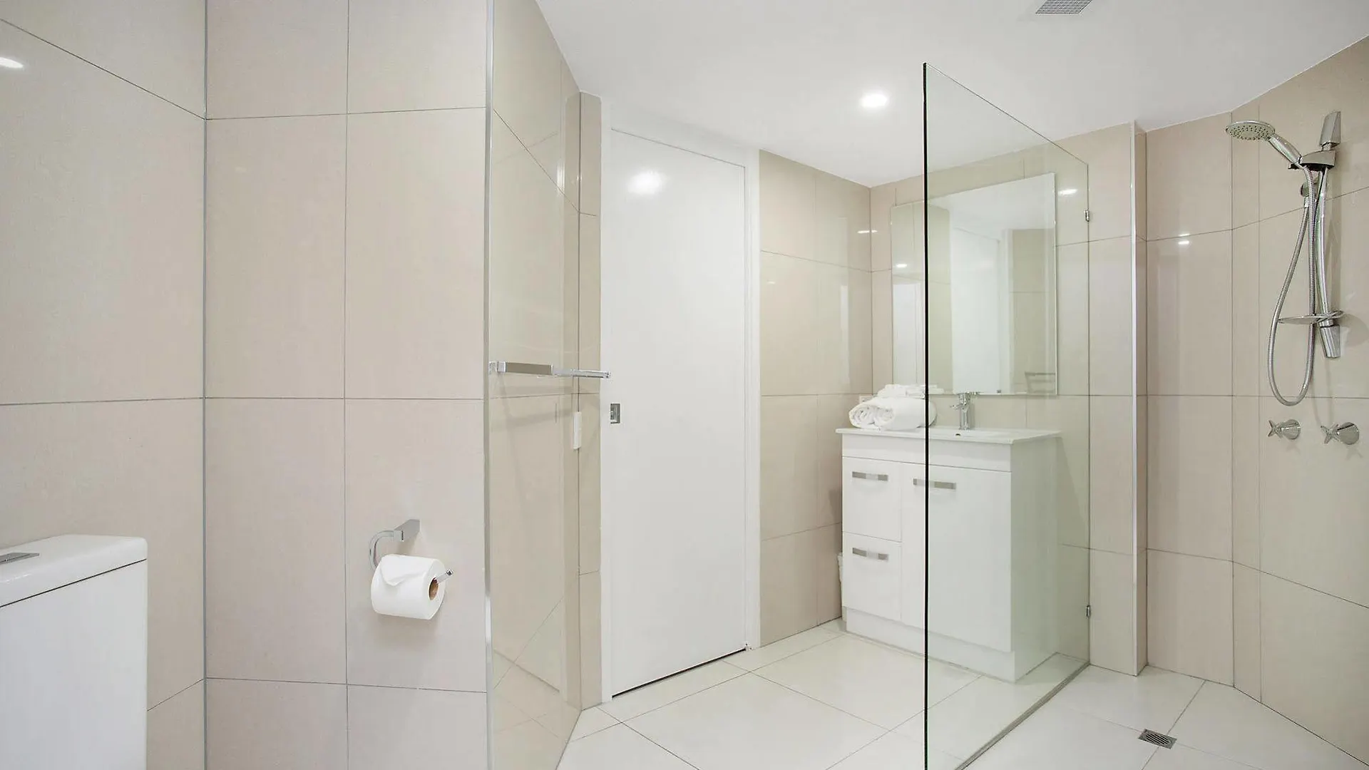 Breakfree Diamond Aparthotel 4*