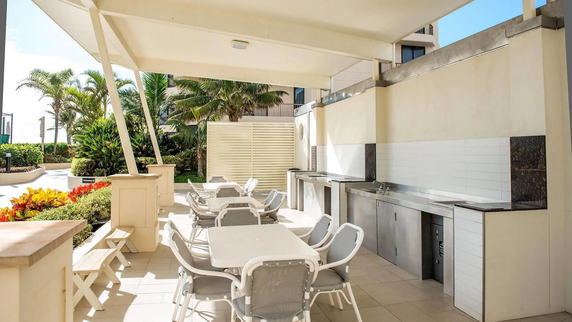 Paradise Centre Aparthotel 4*