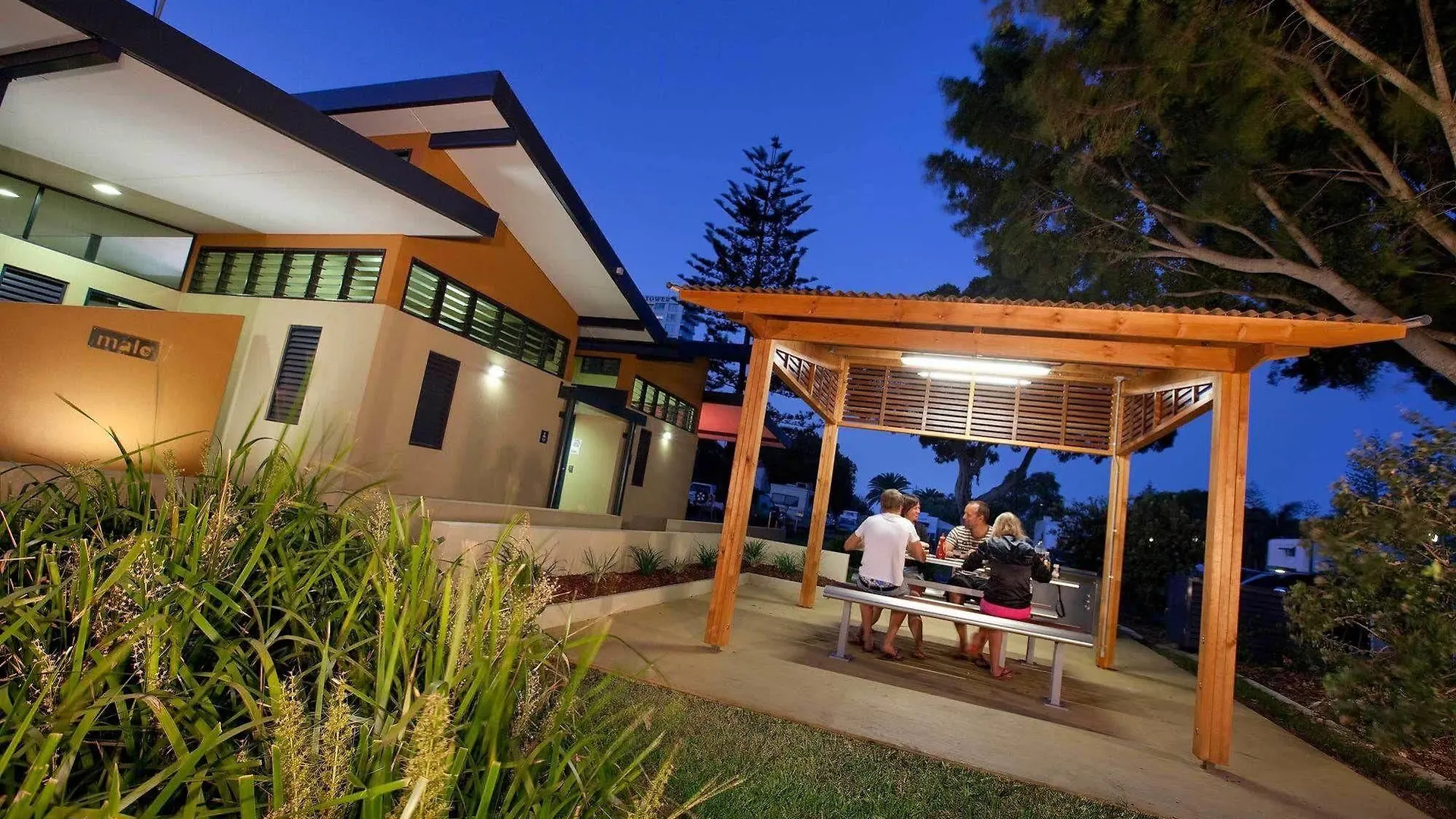 Hotel Burleigh Tourist Park