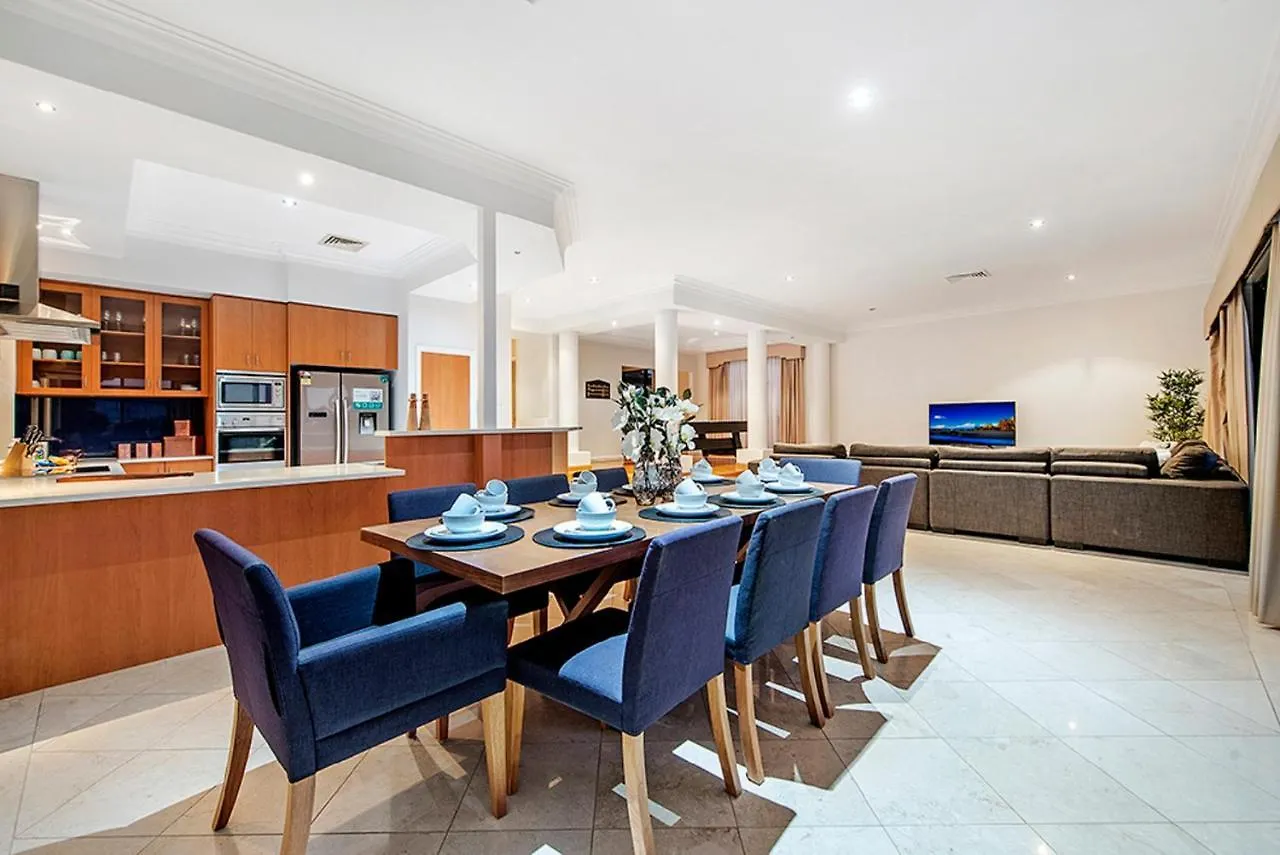 Holiday home Holidays House Almafi Drive Surfers Paradise