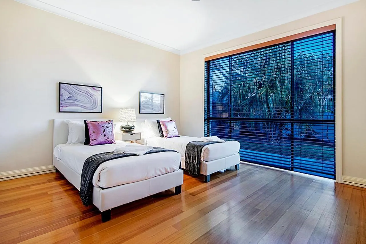 Holidays House Almafi Drive Surfers Paradise Gold Coast