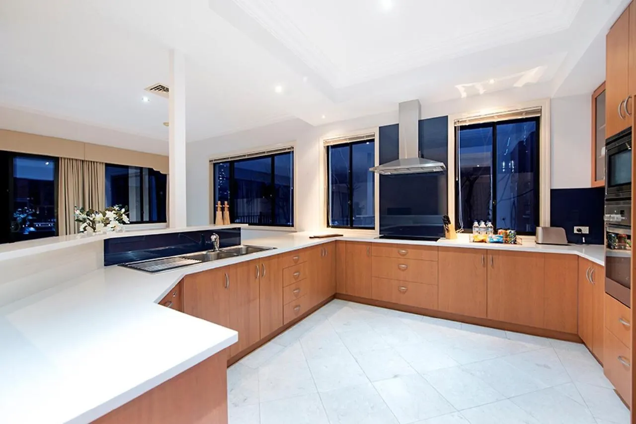 Holiday home Holidays House Almafi Drive Surfers Paradise *