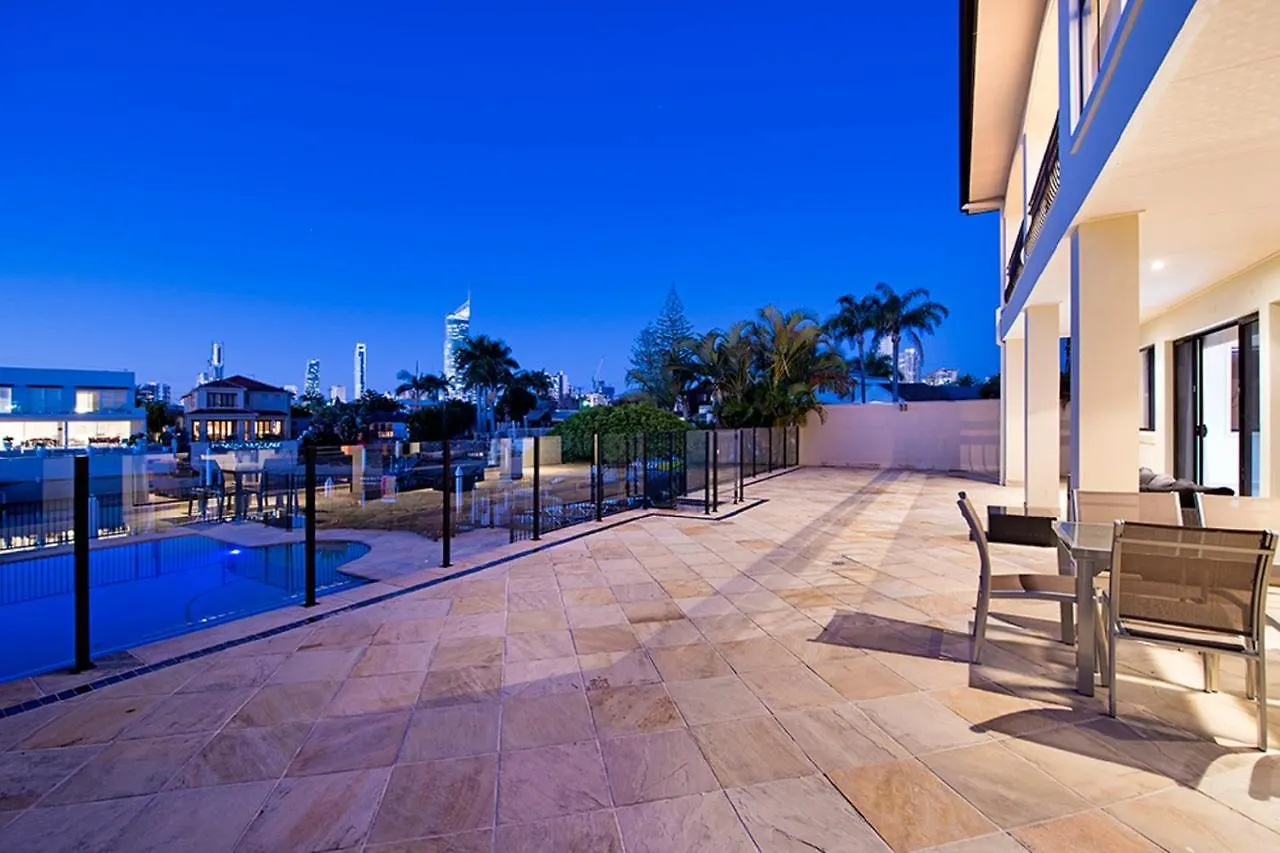 Holidays House Almafi Drive Surfers Paradise