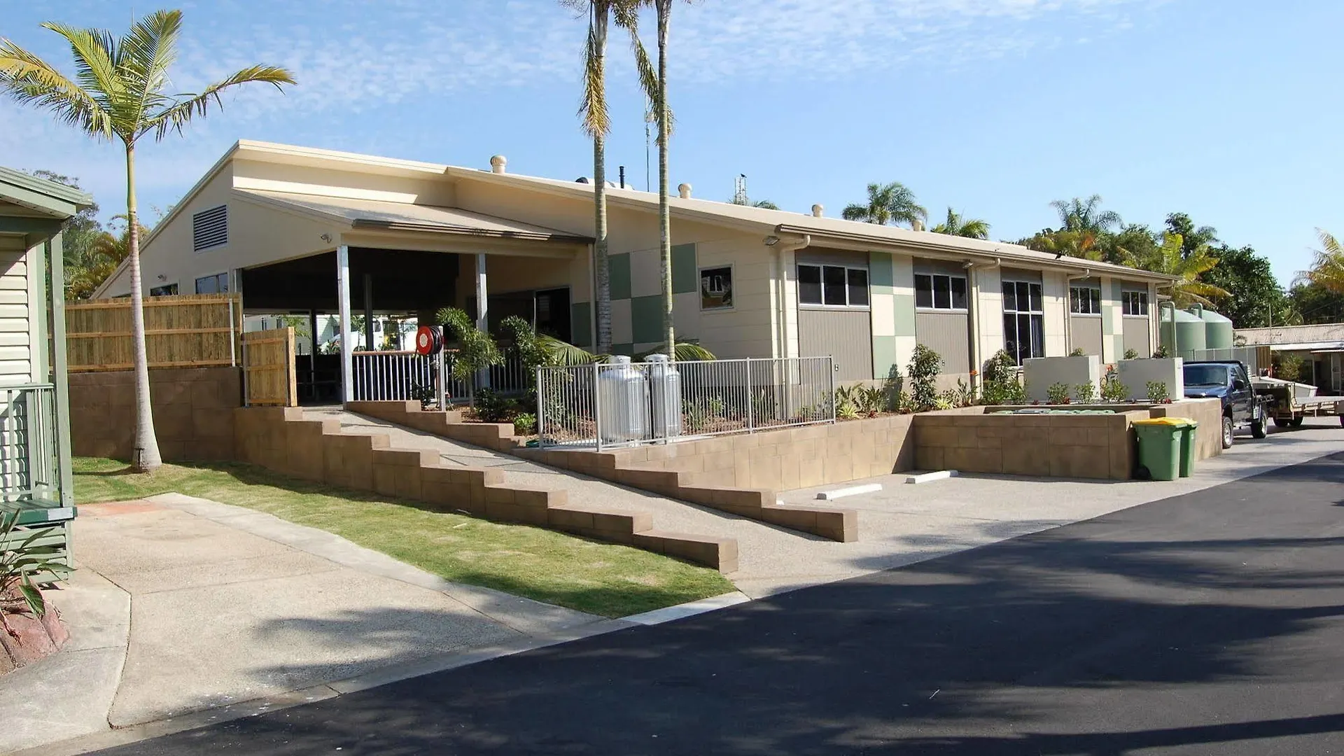 Ashmore Palms Village 4*