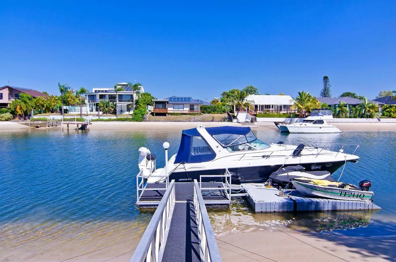 Seaclusion 5 Bed Waterfront, Sleeps 12 Holiday home *