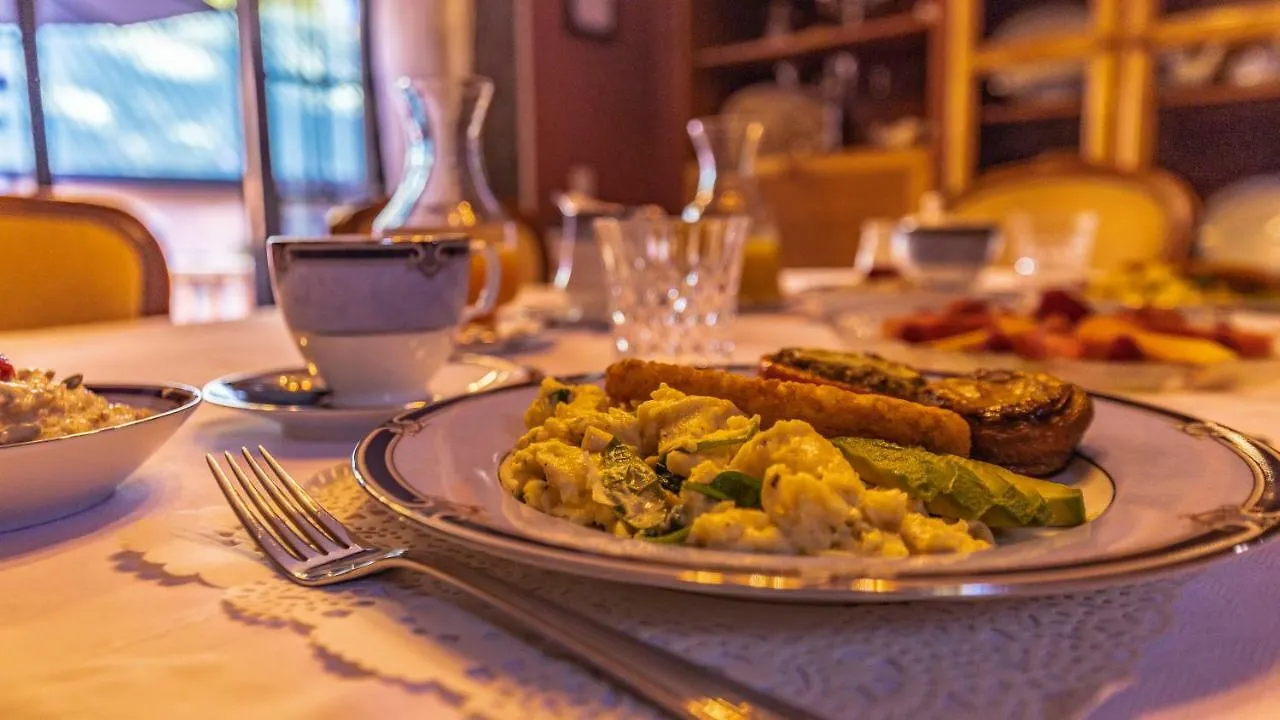 Della Rosa Bed & Breakfast 4*