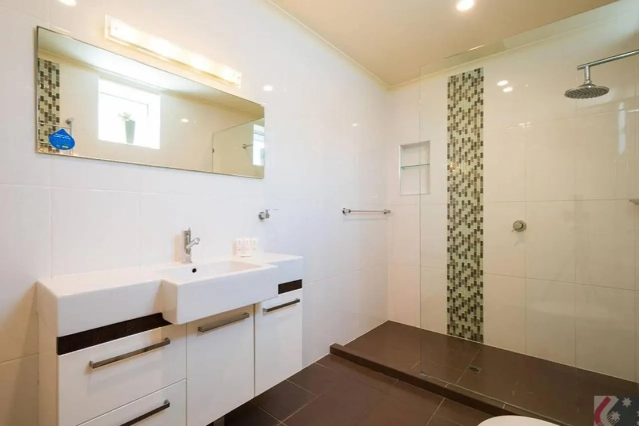 Gorgeous 4 Bed Beachside - Diamond Apartment