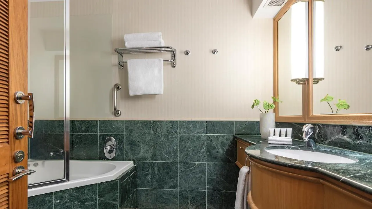 Oaks Hotel 4*