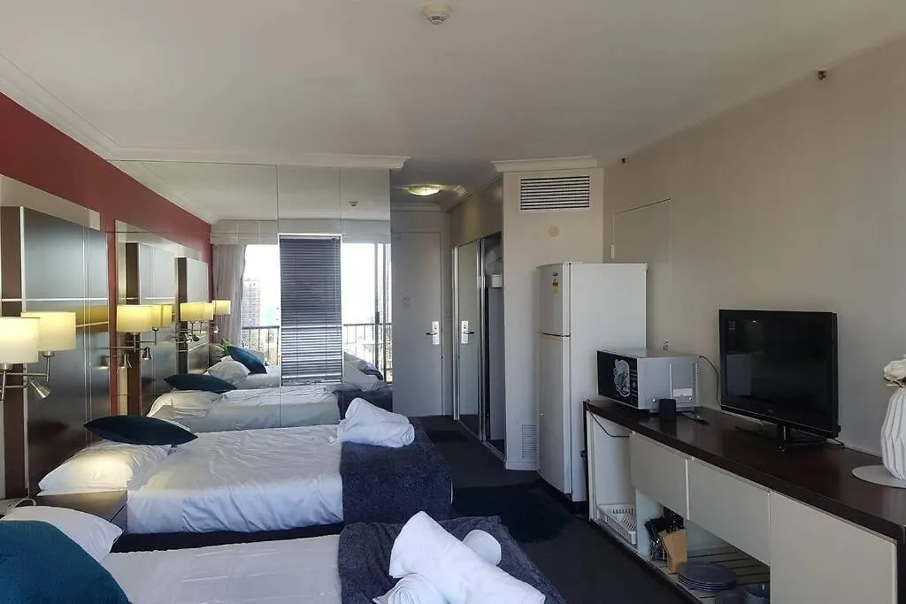 Surfers Ocean View Sleeps 4, Free Wifi, Washing Machine, Large Fridge * Gold Coast