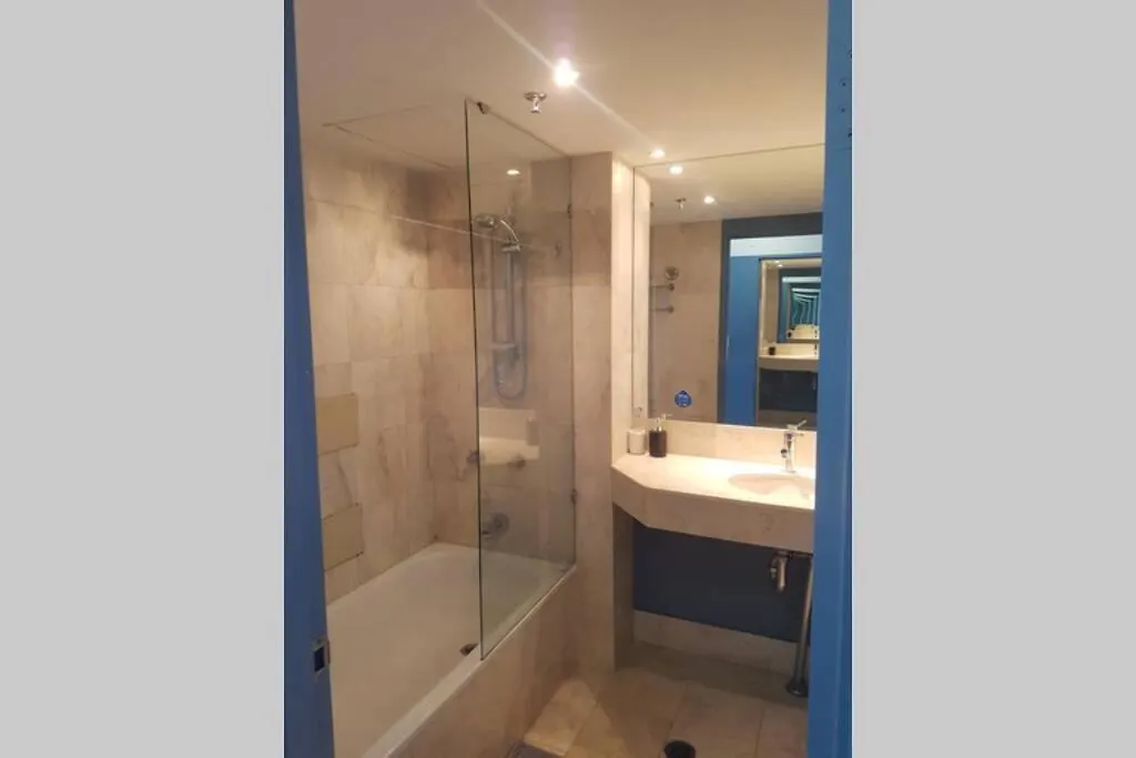 Apartment Surfers Ocean View Sleeps 4, Free Wifi, Washing Machine, Large Fridge *