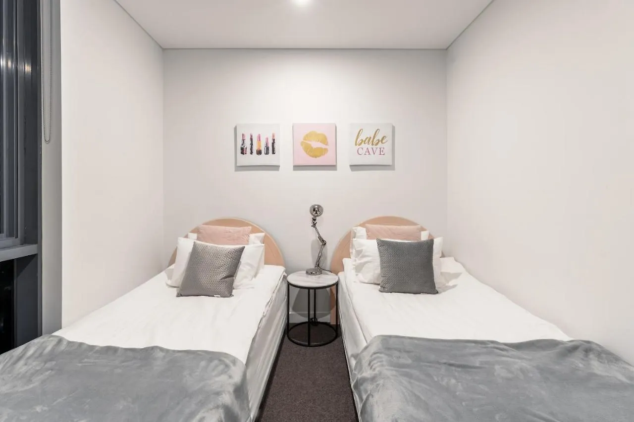 Modern, Carefree Living Style Apt In Southport *