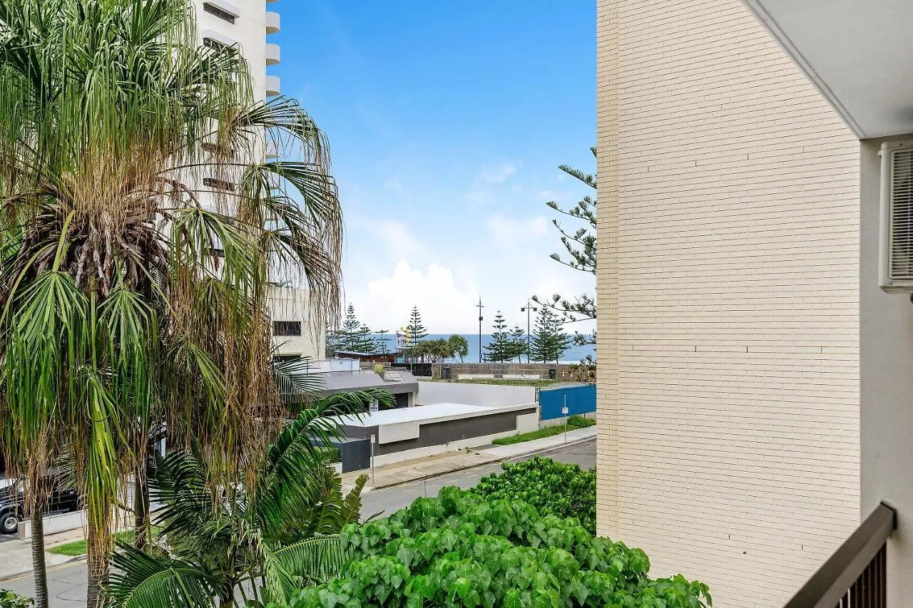 Surfers Paradise- Meters From The Beach!
