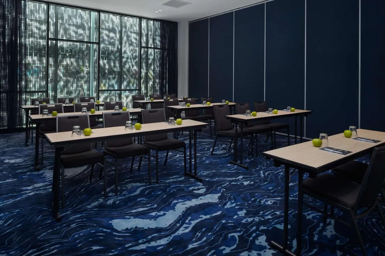 Hotel Rydges Airport 4*