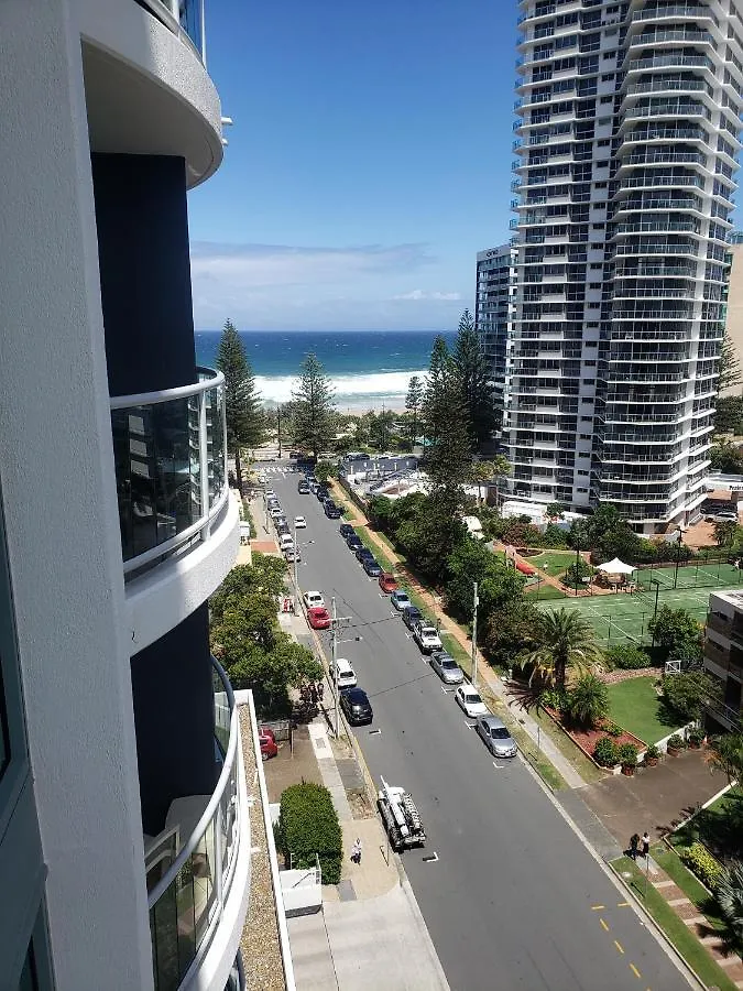 Surfers Ocean View. Large Fridge, Washing Machine, Wifi * غولد كوست