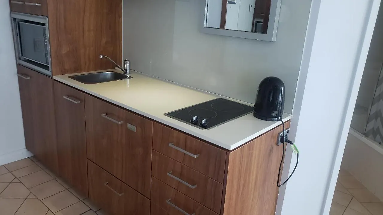 Surfers Ocean View. Large Fridge, Washing Machine, Wifi * غولد كوست