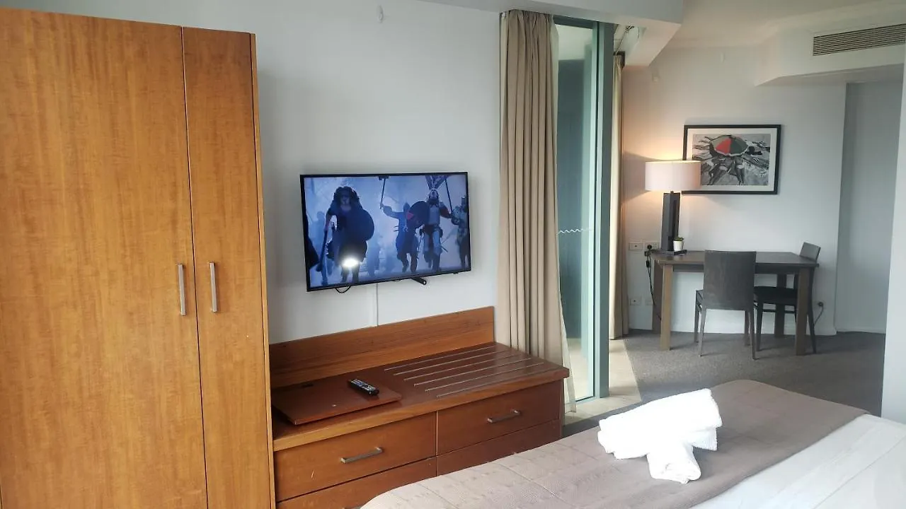 Surfers Ocean View. Large Fridge, Washing Machine, Wifi شقة *