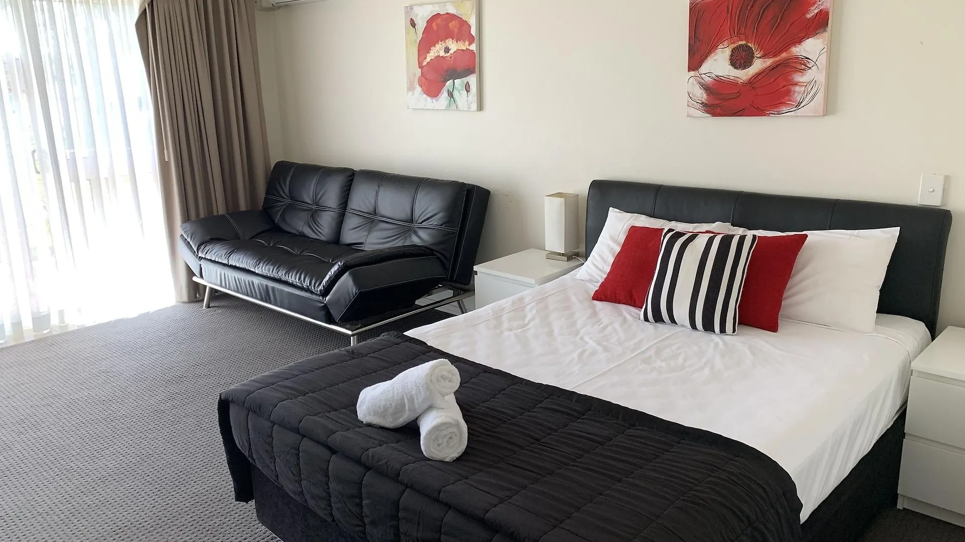 Outrigger Burleigh Hotell