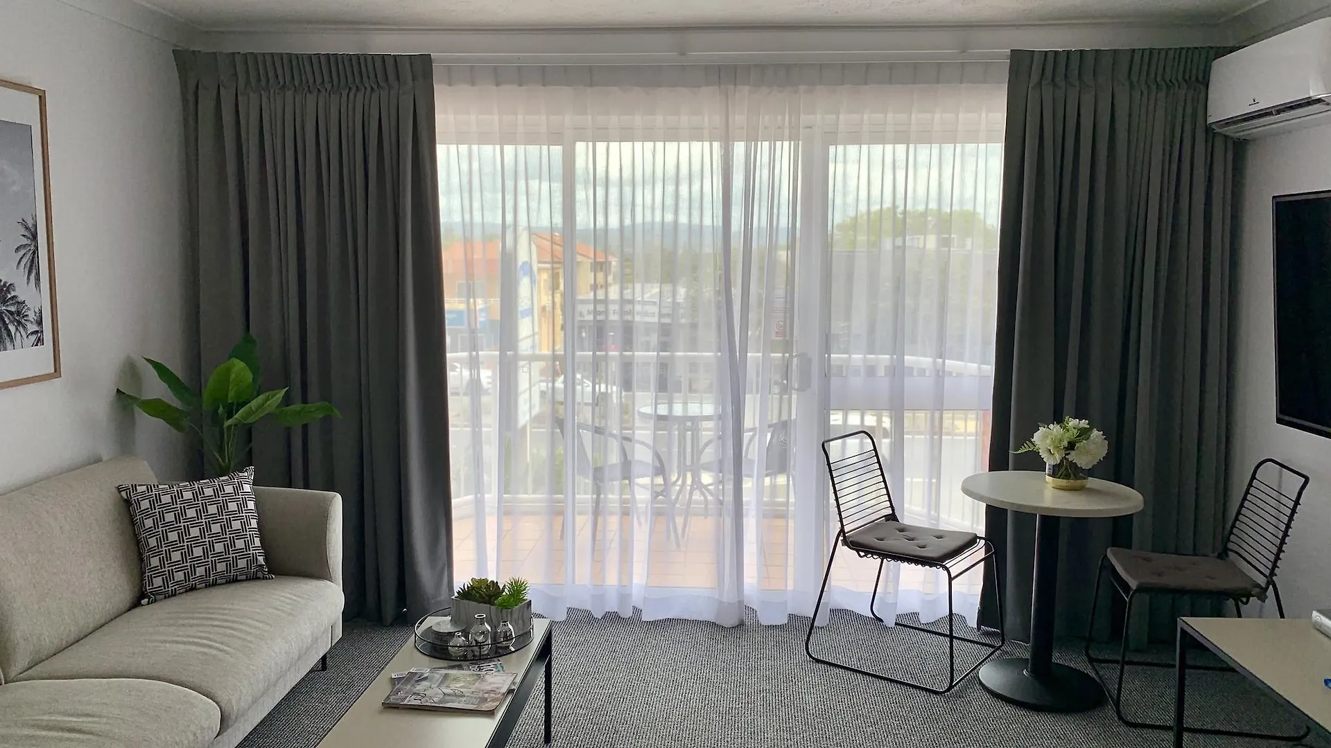 Outrigger Burleigh 3*
