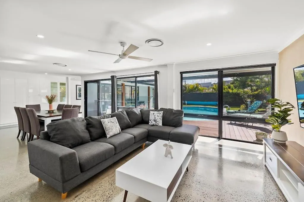 Ultra Modern & Relaxing Inner 4bed House - With A Private Pool - 10mins Walk To * Gold Coast
