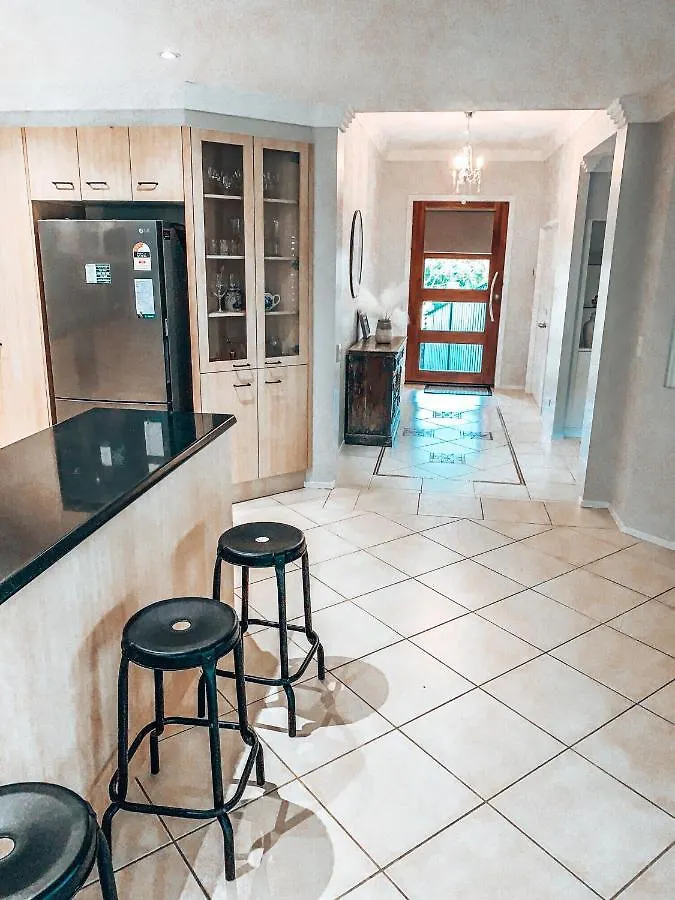 Gem, Lovely Pool 4bed Sleeps 7+ 別荘 ゴールドコースト