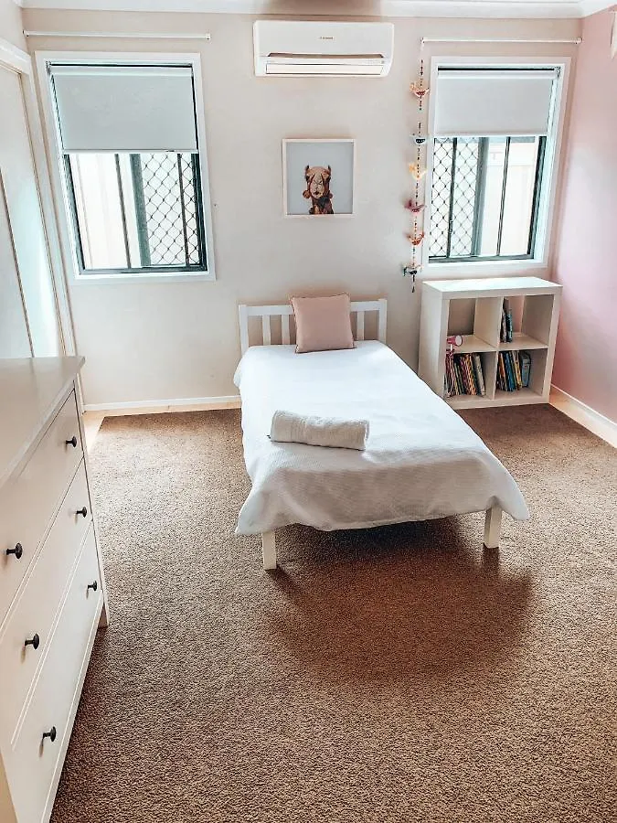 Gem, Lovely Pool 4bed Sleeps 7+ 別荘 *