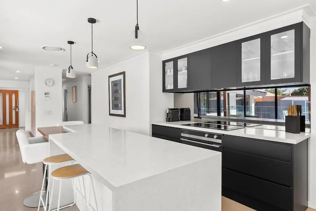 Ultra Modern & Relaxing Inner 4bed House - With A Private Pool - 10mins Walk To